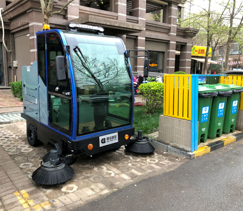 物業小區電動駕駛式掃地車案例