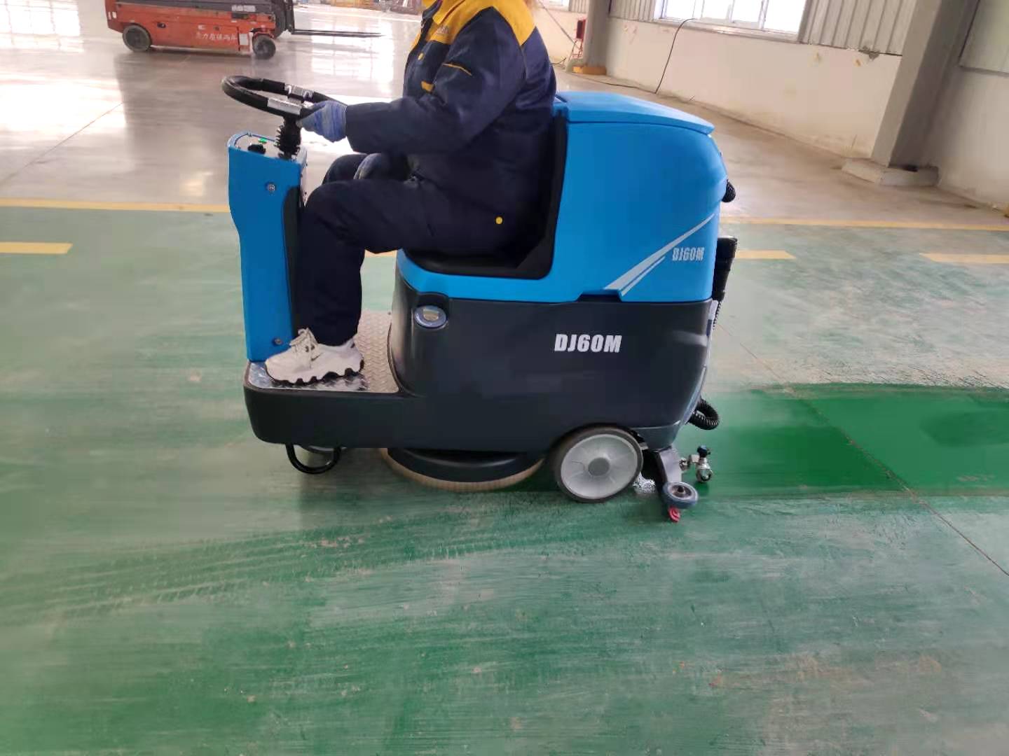 工業小型駕駛式洗地機走進青島工廠!69